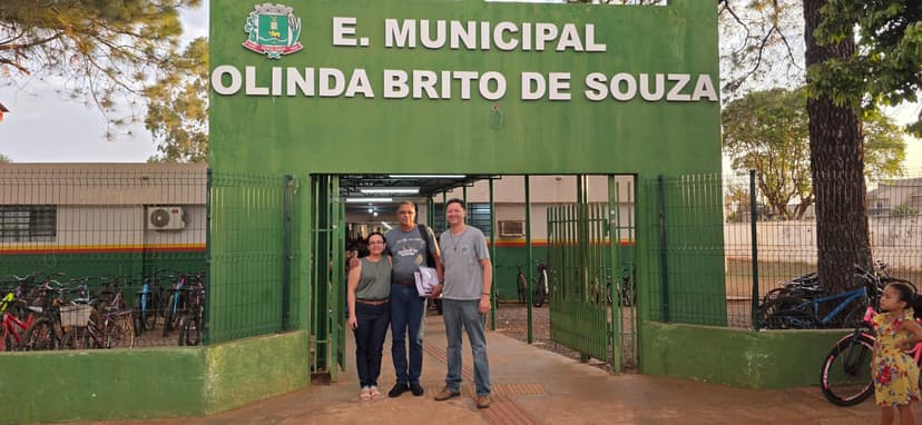 Alunos formam corredor de aplausos para se despedir do professor Evaldo após mais de 33 anos de carreira